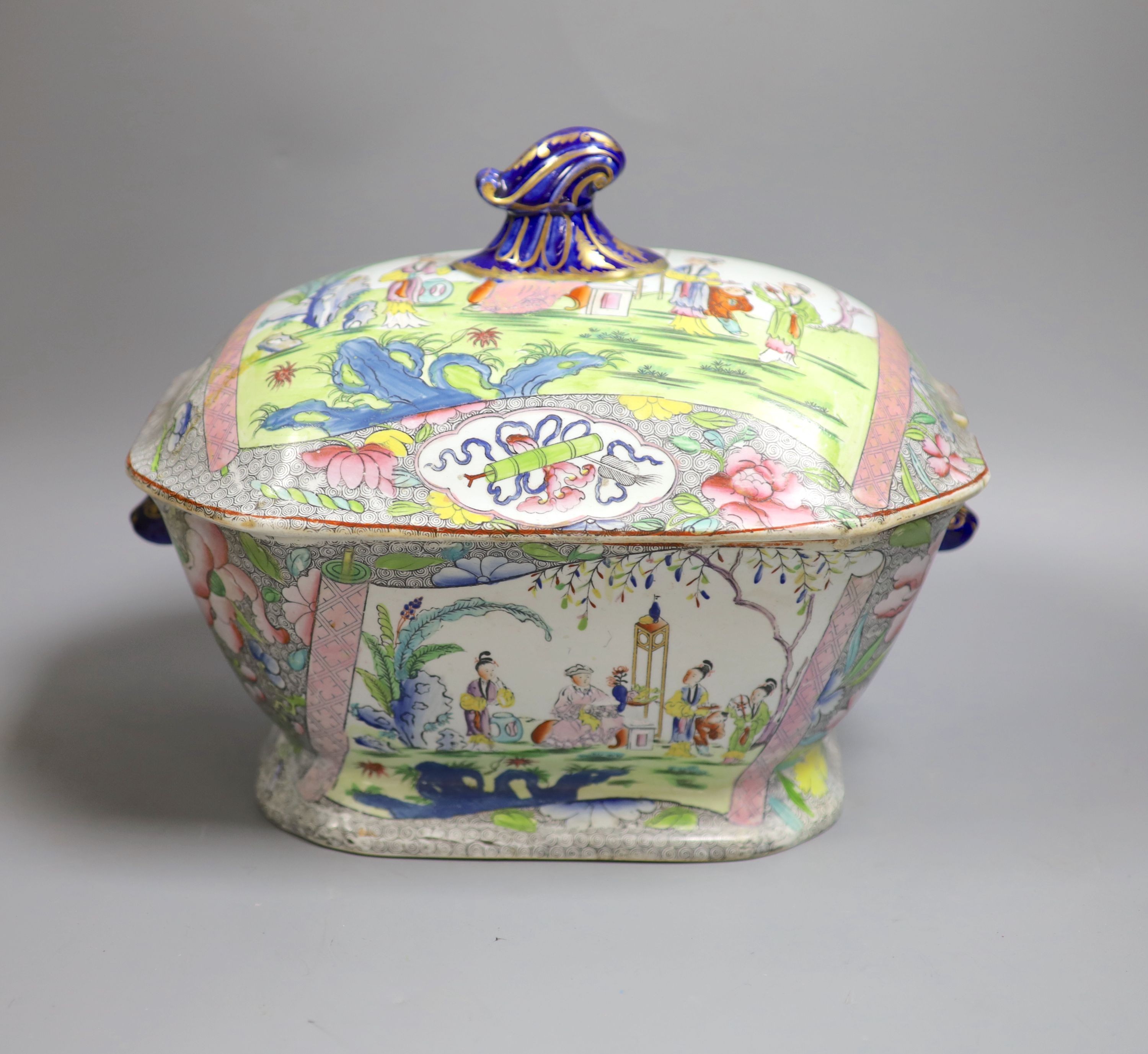 A Mason’s Ironstone soup tureen and cover, c.1815, 32.5cm